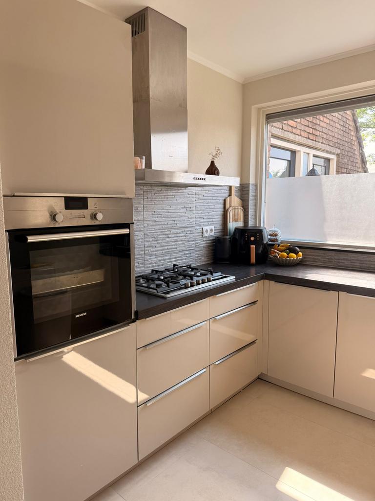 GERESERVEERD: Nolte keuken (Saharazand, hoogglans), Huis en Inrichting, Keuken | Complete keukens, Ophalen, Gebruikt, Hoekkeuken