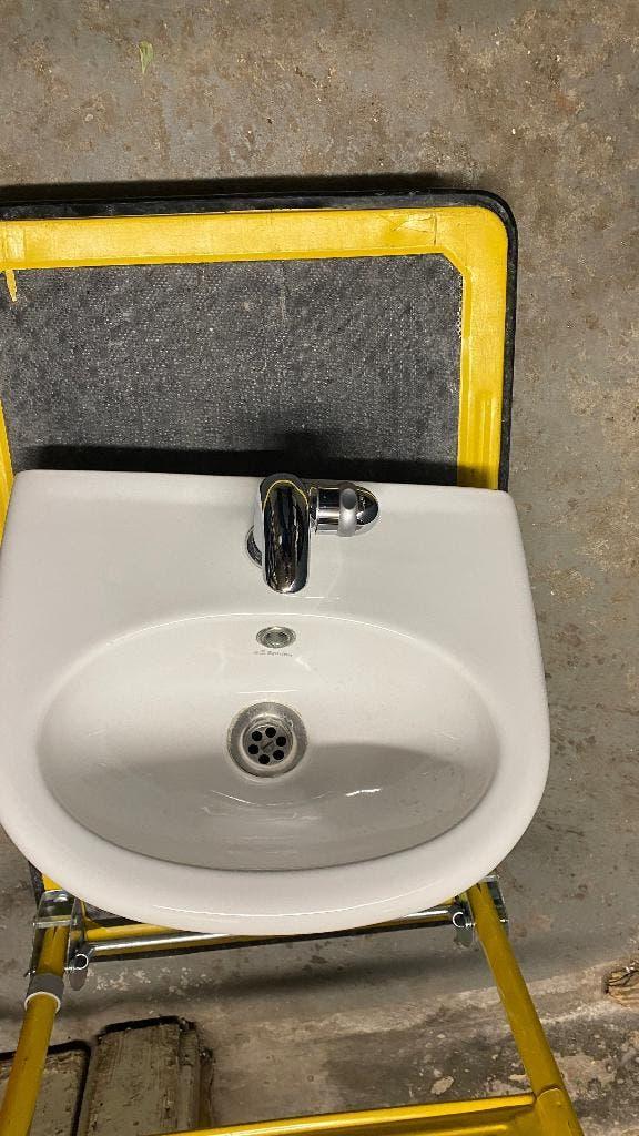 wc fontein, Doe-het-zelf en Verbouw, Sanitair, Ophalen of Verzenden, Gebruikt, Steen, Wastafel