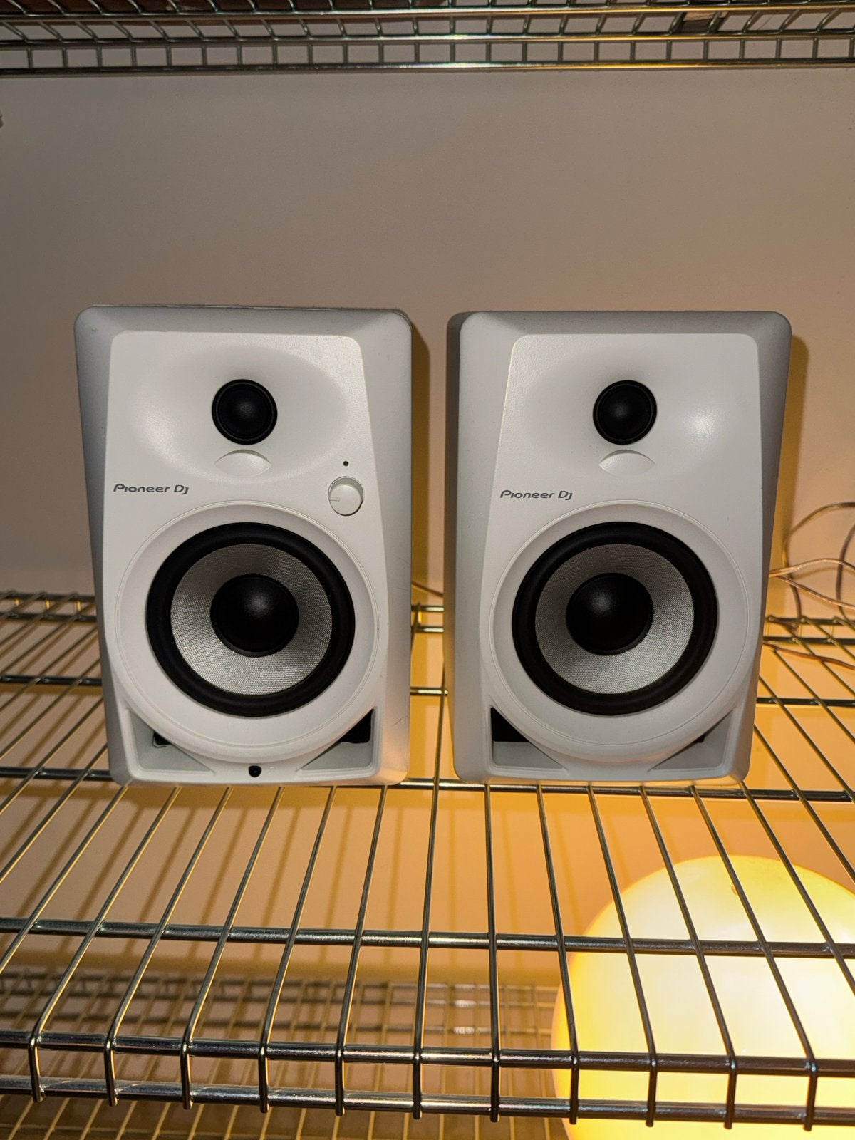 Pioneer DJ DM-40-W Studio speakers *compleet, Studiomonitor, Zo goed als nieuw, AUX-ingang, Ophalen