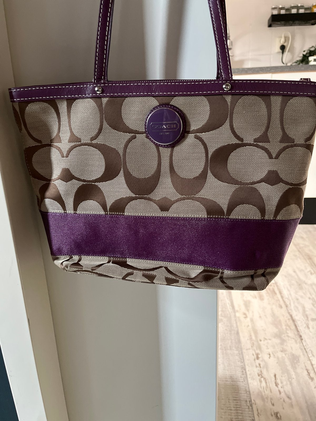 Coach handtas met monogram en paarse accenten-, Ophalen of Verzenden, Gebruikt, Paars, Handtas
