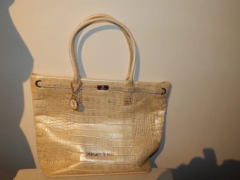Versace jeans ruime shopper goud kleurig merk hanger, Sieraden, Tassen en Uiterlijk, Tassen | Damestassen, Verzenden, Zo goed als nieuw