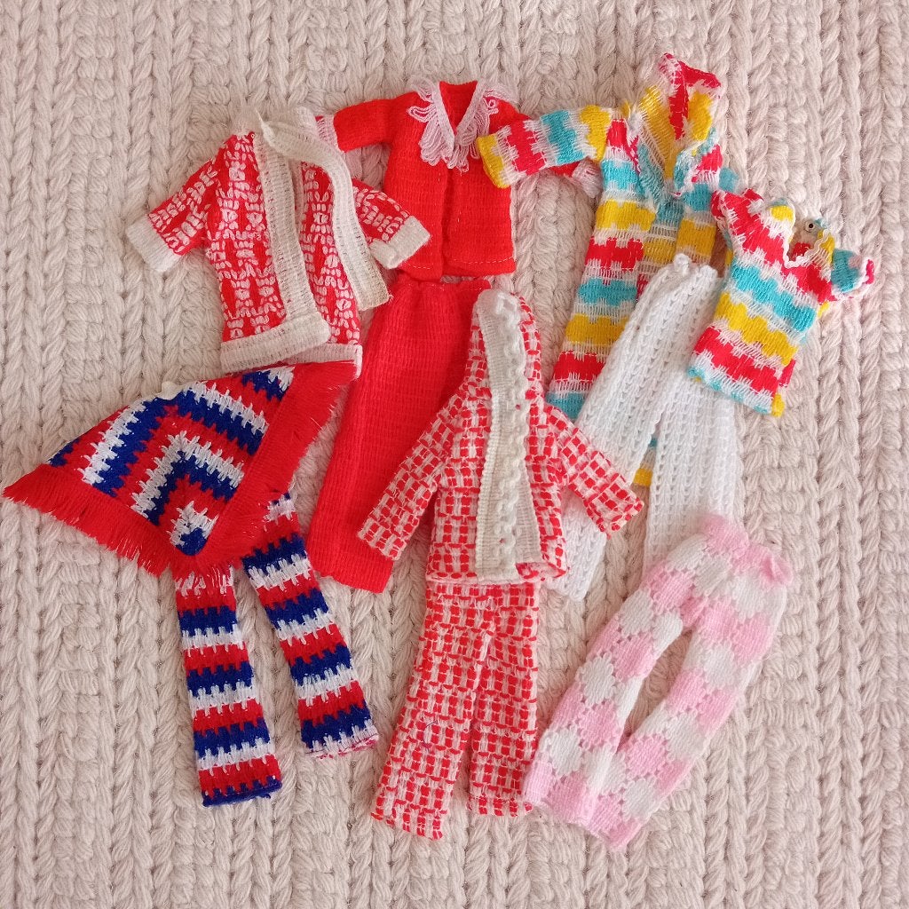 Set van vintage knitwear voor oa Barbie Sindy Petra v Plasty, Verzamelen, Poppen, Verzenden, Gebruikt, Kleertjes