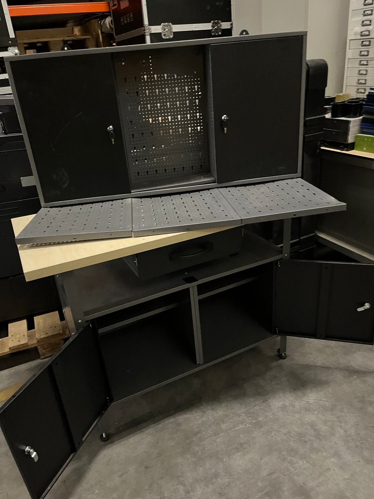 Werkbank met opbergkasten en gereedschapswand, Ophalen, Gebruikt, Hbm, Kast