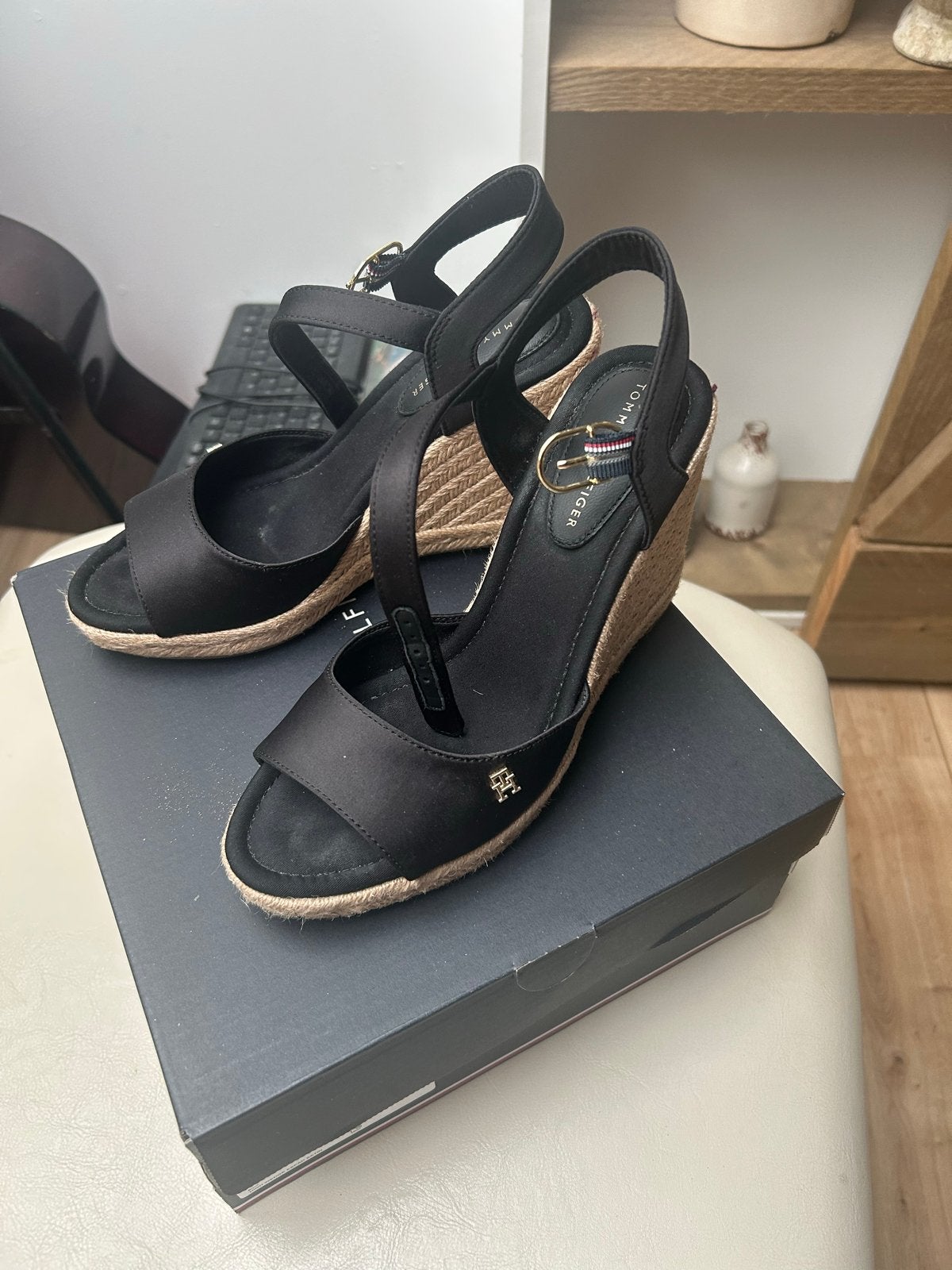 Tommy Hilfiger sleehak sandalen dames, zwart, maat 39, Ophalen of Verzenden, Zo goed als nieuw, Zwart, Sandalen of Muiltjes