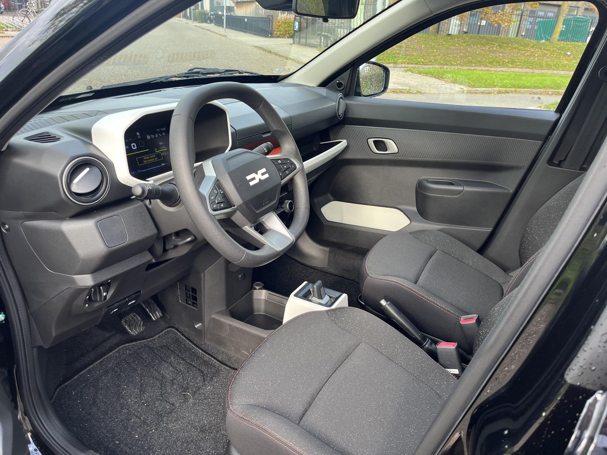 Dacia Spring Extreme 65 26.8 kWh APPLE CARPLAY ANDROID AUTO, Auto's, Gebruikt, Zwart, 4 stoelen, Leder en Stof