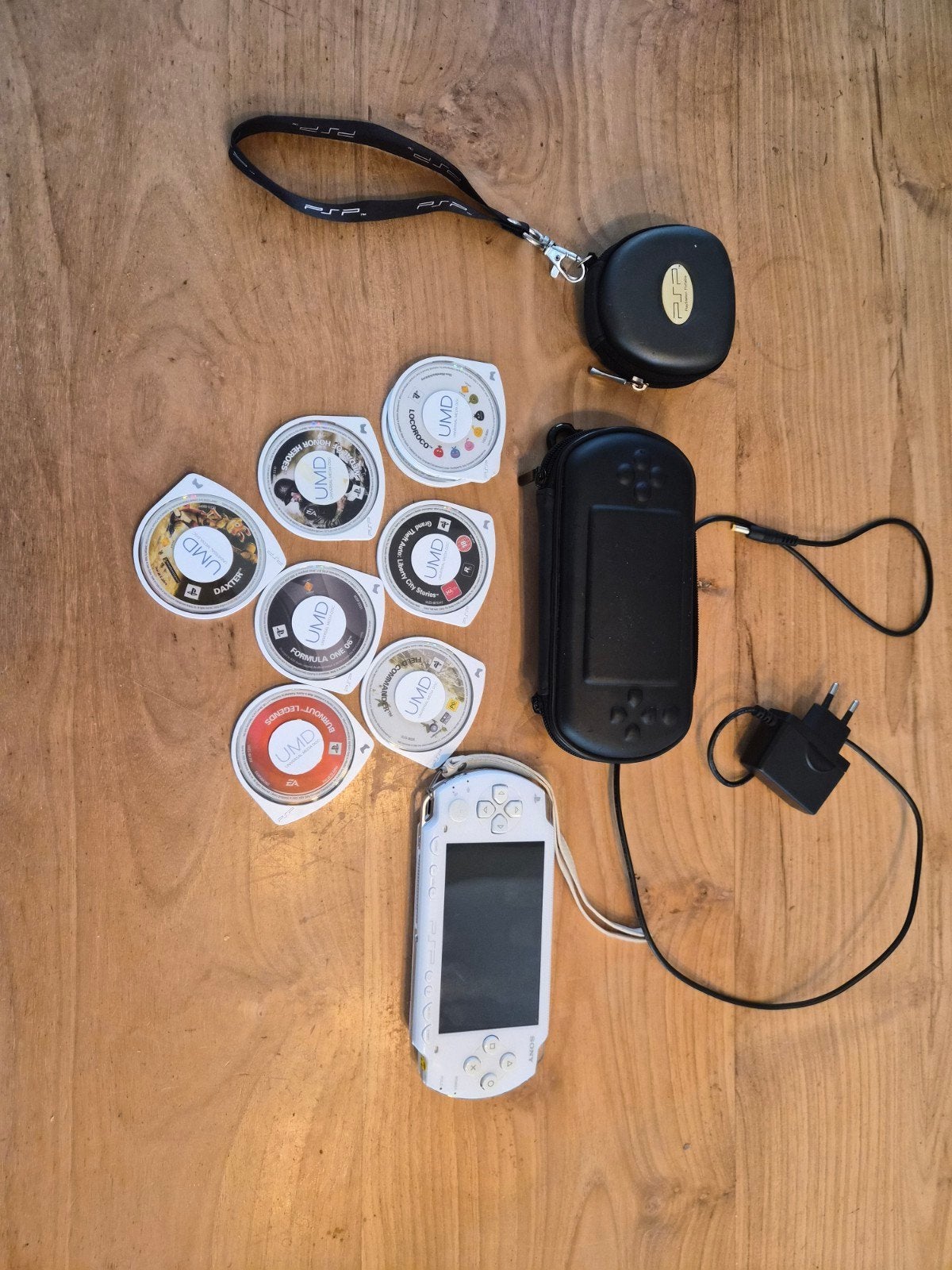 Witte PSP inclusief 8 games en accessoires, Spelcomputers en Games, Spelcomputers | Sony PSP, Ophalen of Verzenden, Gebruikt