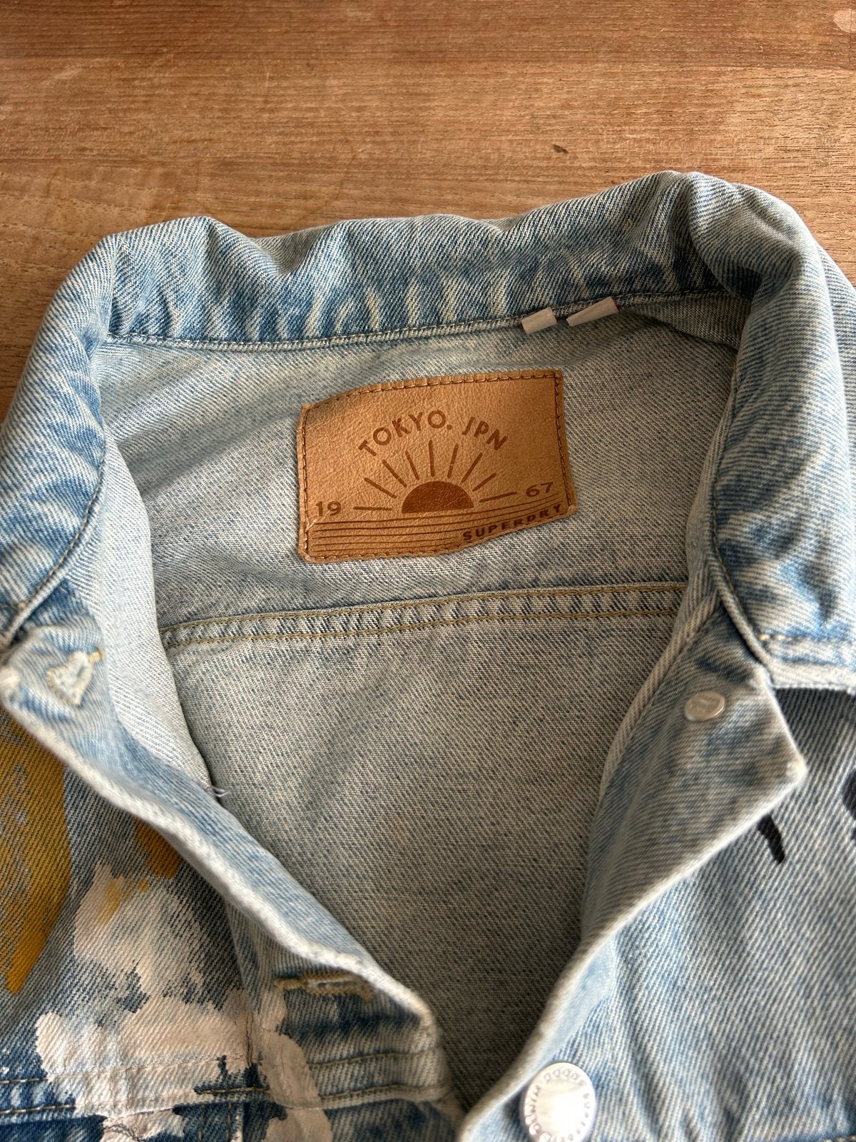 Superdry spijkerjasje maat 12 met verfspatten, Ophalen of Verzenden, Gedragen, Maat 38/40 (M), Meerkleurig