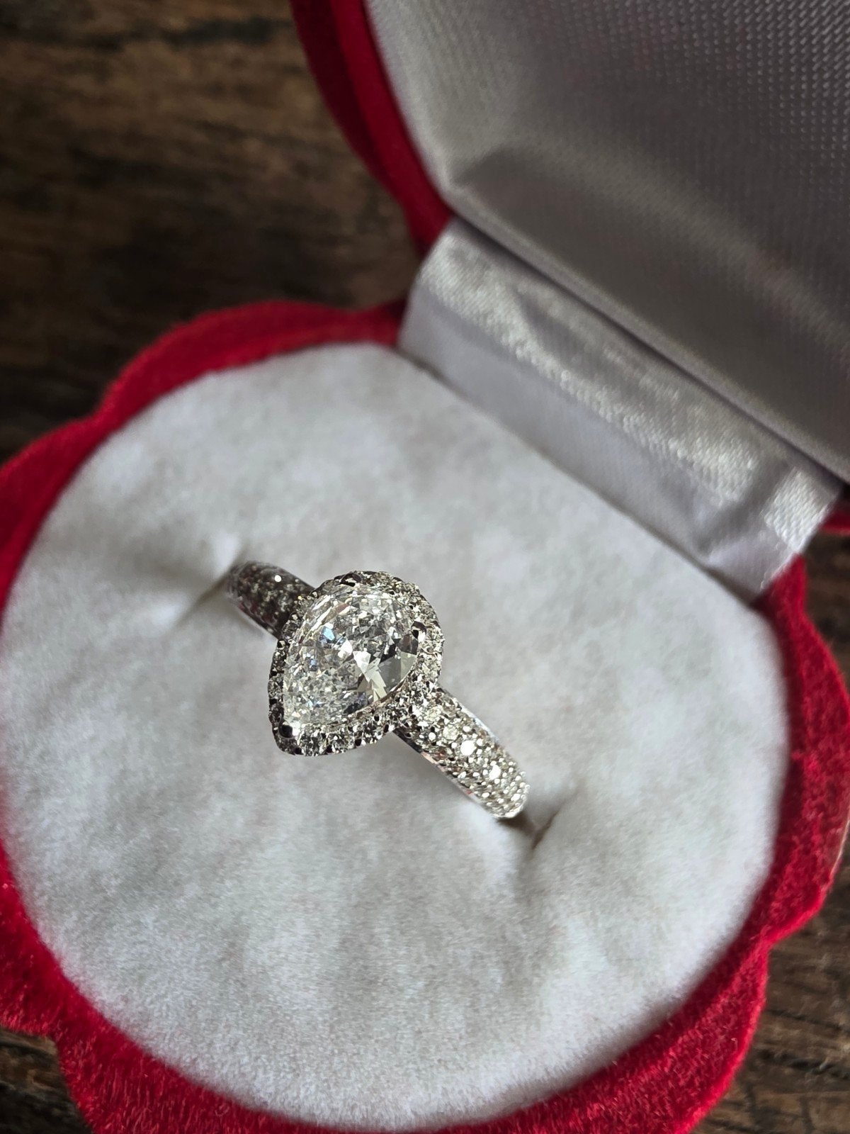 18k Witgouden Ring met Peergeslepen Diamant en Entourage, Gebruikt, Wit, Ophalen of Verzenden, Met edelsteen