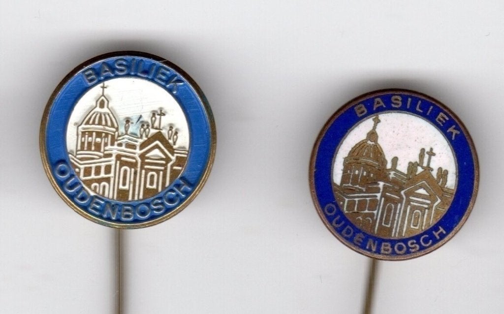 2 speldjes BASILIEK OUDENBOSCH  KLEINE SINT PIETER 1 EMAILLE, Ophalen of Verzenden, Gebruikt, Overige onderwerpen