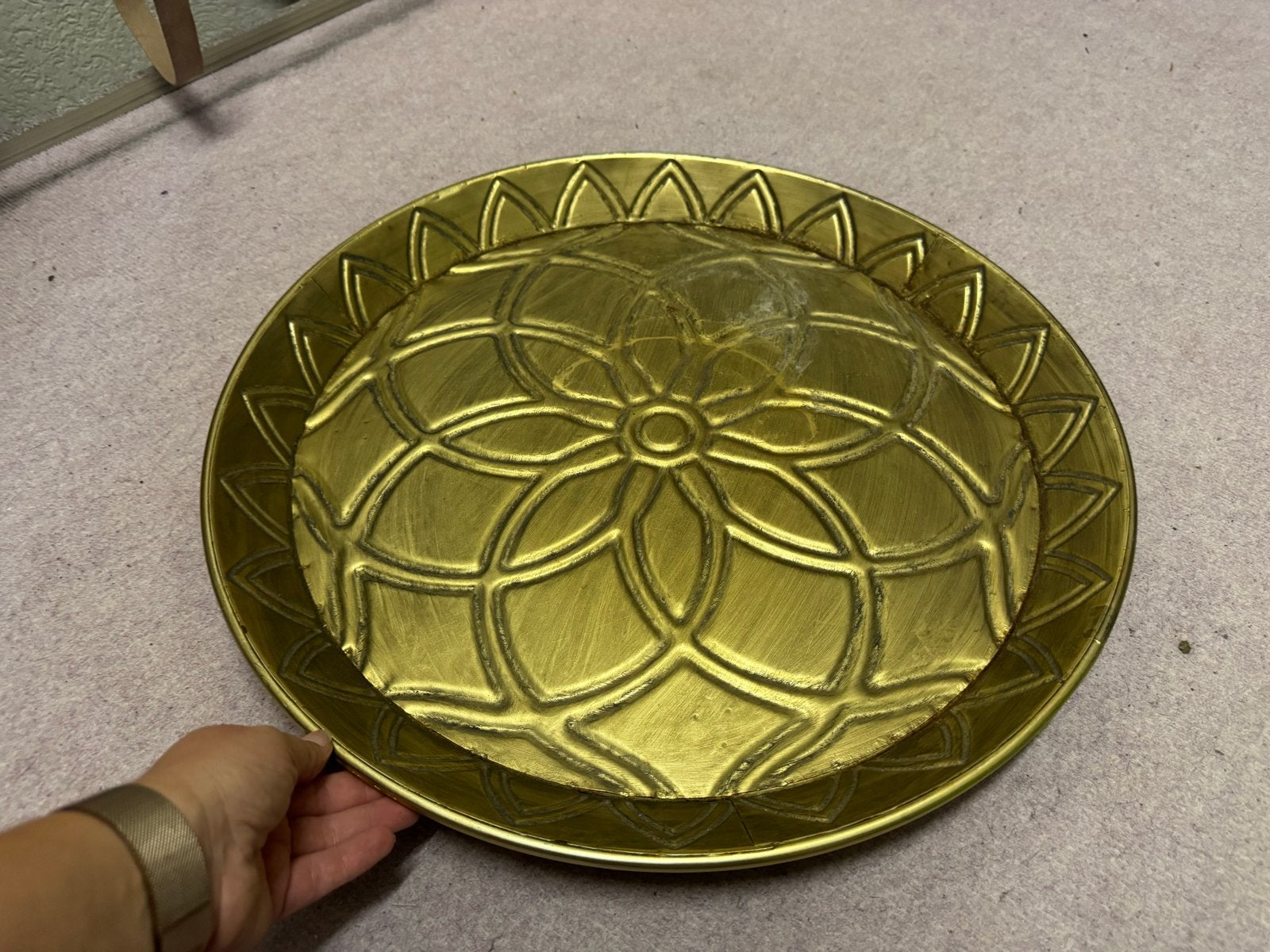 Decoratieve gouden schaal met patroon, Huis en Inrichting, Ophalen, Gebruikt, Rond, Dienblad