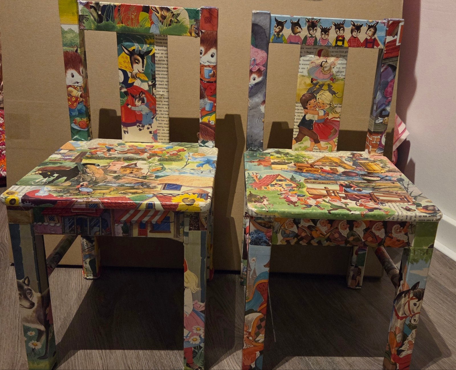 Ikea kinderstoeltjes met sprookjesafbeeldingen (2 stuks), Ophalen, Gebruikt, Stoel(en)