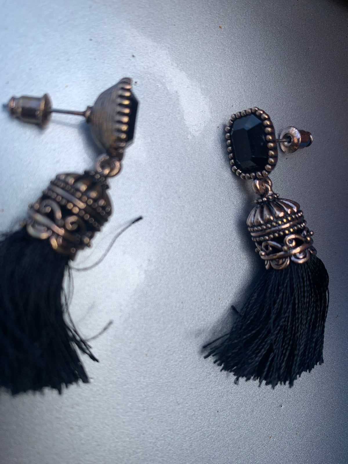 Elegante zwarte kwastjes oorbellen met steen, Sieraden, Tassen en Uiterlijk, Overige materialen, Zwart, Ophalen of Verzenden, Met edelsteen