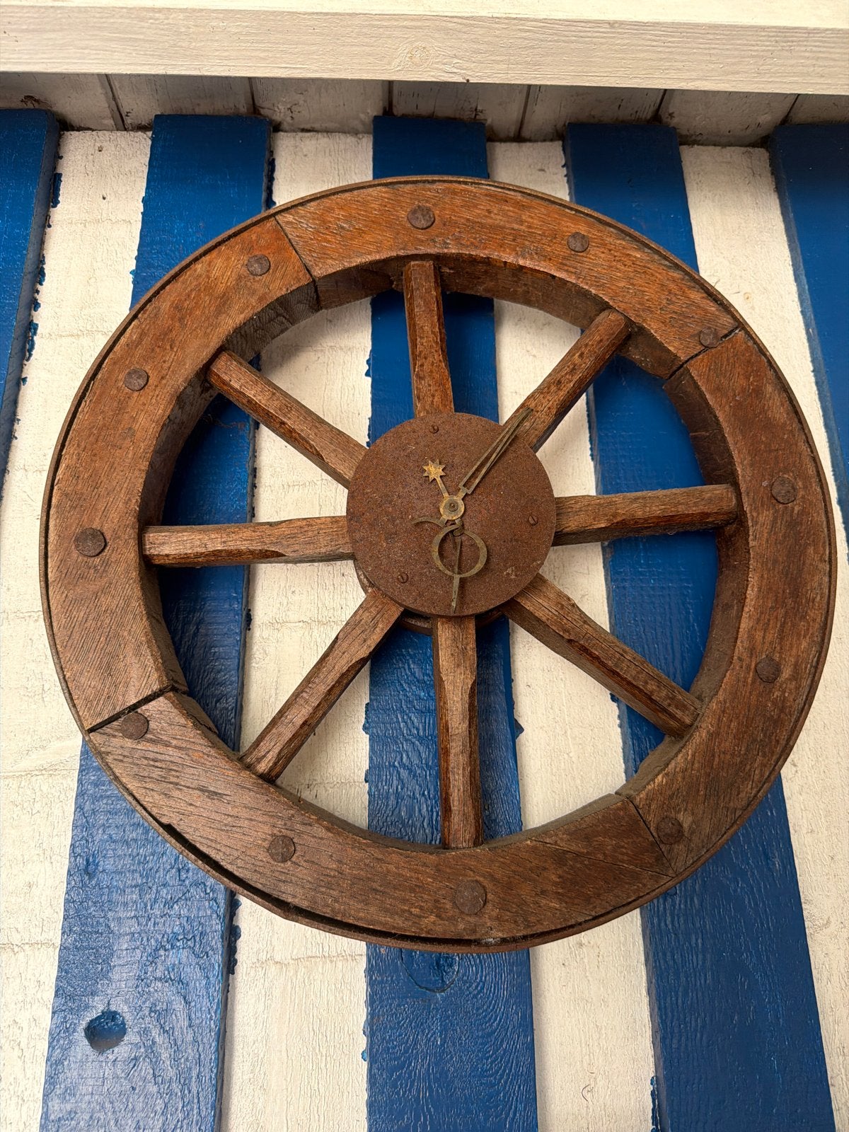 Decoratief houten wiel met klok, Ophalen
