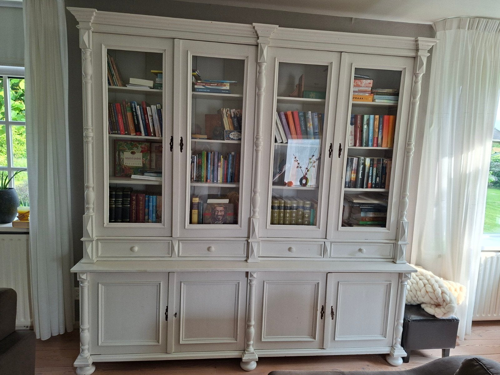 Grote witte boekenkast/vitrinekast met lades en deuren, Huis en Inrichting, Kasten | Boekenkasten, Gebruikt, Met deur(en), Ophalen of Verzenden