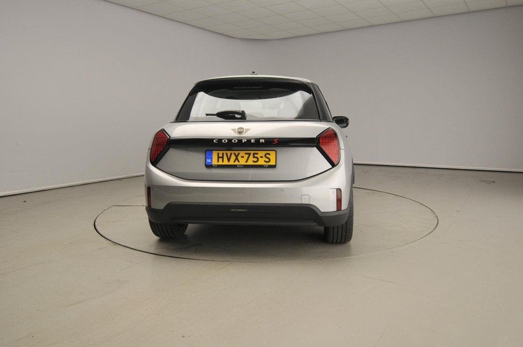 MINI Cooper 5-deurs S Automaat / LED / Park assist / DAB / D, Auto's, Mini, Stof, Gebruikt, 4 cilinders, Met garantie (alle)