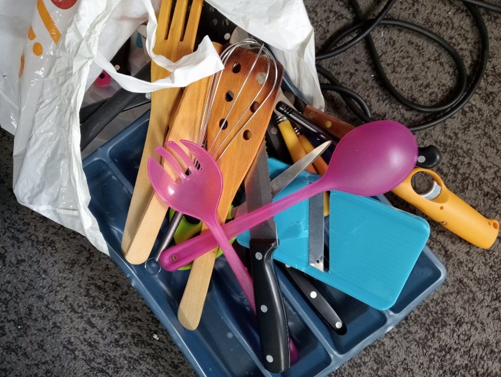Gratis. Zak met kampeer servies en pannen en potten., Ophalen, Gebruikt