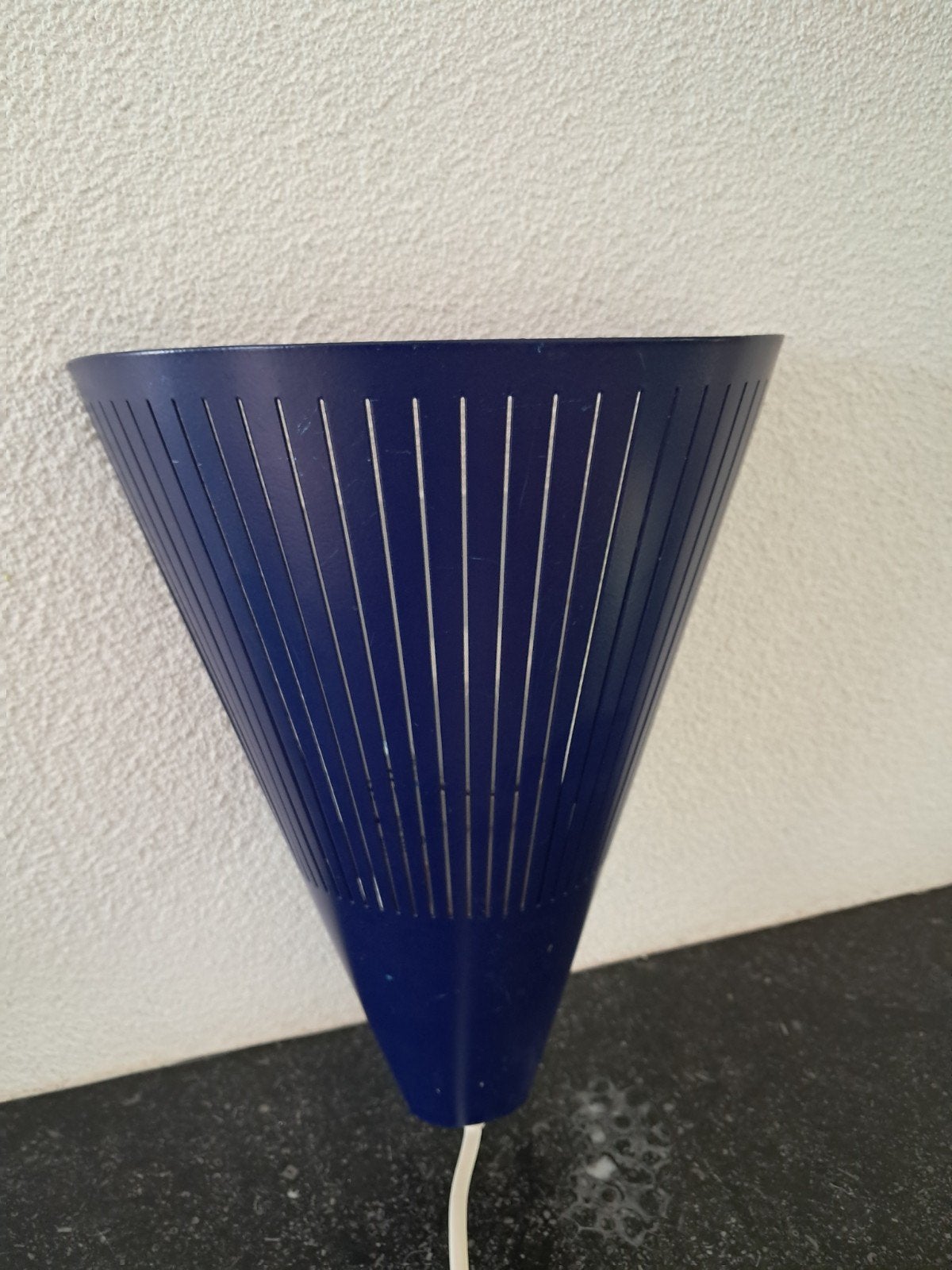 Ikea Vintage blauwe wandlamp - kegelvormig met spleten, Huis en Inrichting, Lampen | Wandlampen, Gebruikt, Metaal, Wandlamp, Overige fittingen