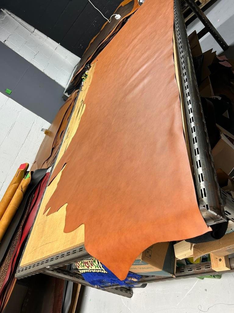 Cognac kleur halve huid 1.3 mm dikte iets stug en glad A-300, Hobby en Vrije tijd, Stoffen en Lappen, Bruin, Leer of Kunstleer