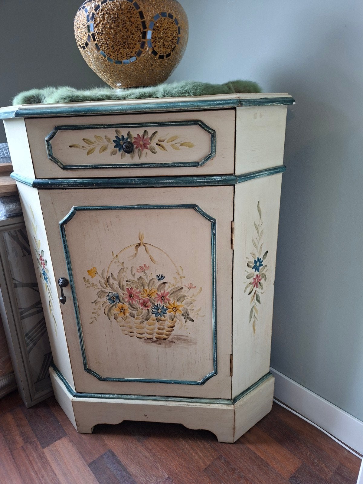 Oud Oostenrijks hoekkastje met handgeschilderde bloemen, Ophalen of Verzenden