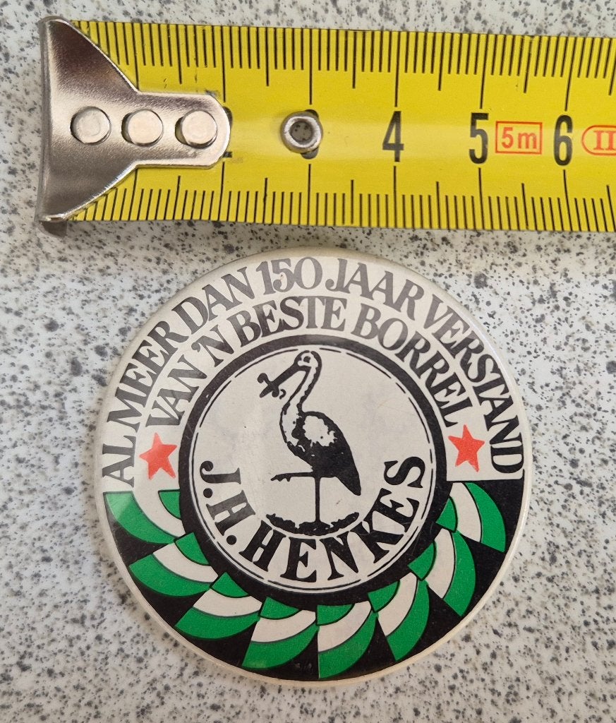 Button- JH Henkes Jenever, Verzamelen, Ophalen of Verzenden, Zo goed als nieuw, Merk, Button