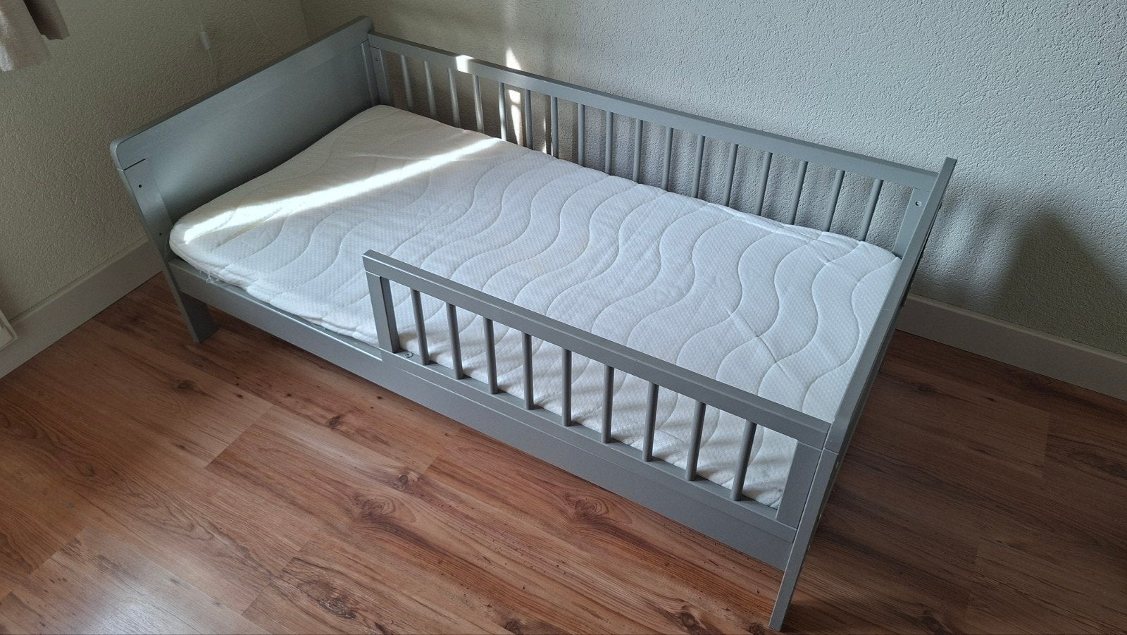 Peuterbed grijs met matras 140x70 cm, Ophalen, Gebruikt, Grijs, Overige maten
