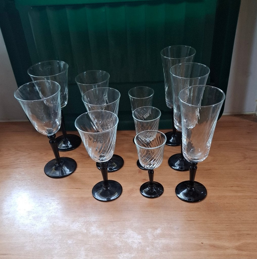 Glazen met zwarte steel en voet, Verzamelen, Glas en Borrelglaasjes, Ophalen, Zo goed als nieuw, Overige typen
