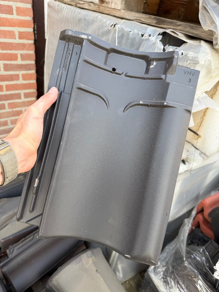 c.a. 370 dakpannen Koramic VHV Zwart Satinet NIEUW, Doe-het-zelf en Verbouw, Ophalen, Steen of Klei, Zwart, Nieuw