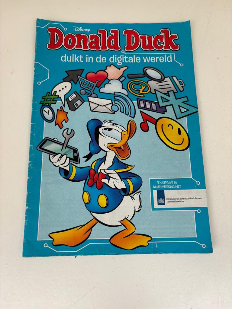 Donald Duck duikt in de digitale wereld, Eén stripboek, Ophalen of Verzenden, Zo goed als nieuw