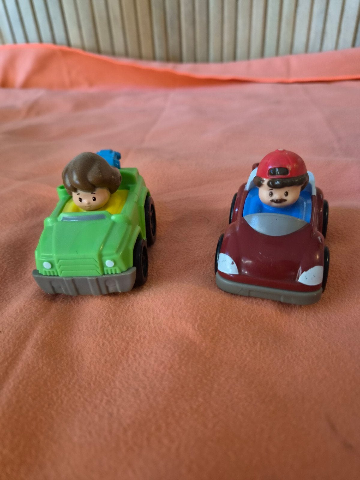 Fisher-Price Garage met 2 Auto's - Zo goed als nieuw, Kinderen en Baby's, Speelgoed | Fisher-Price, Ophalen of Verzenden, Zo goed als nieuw