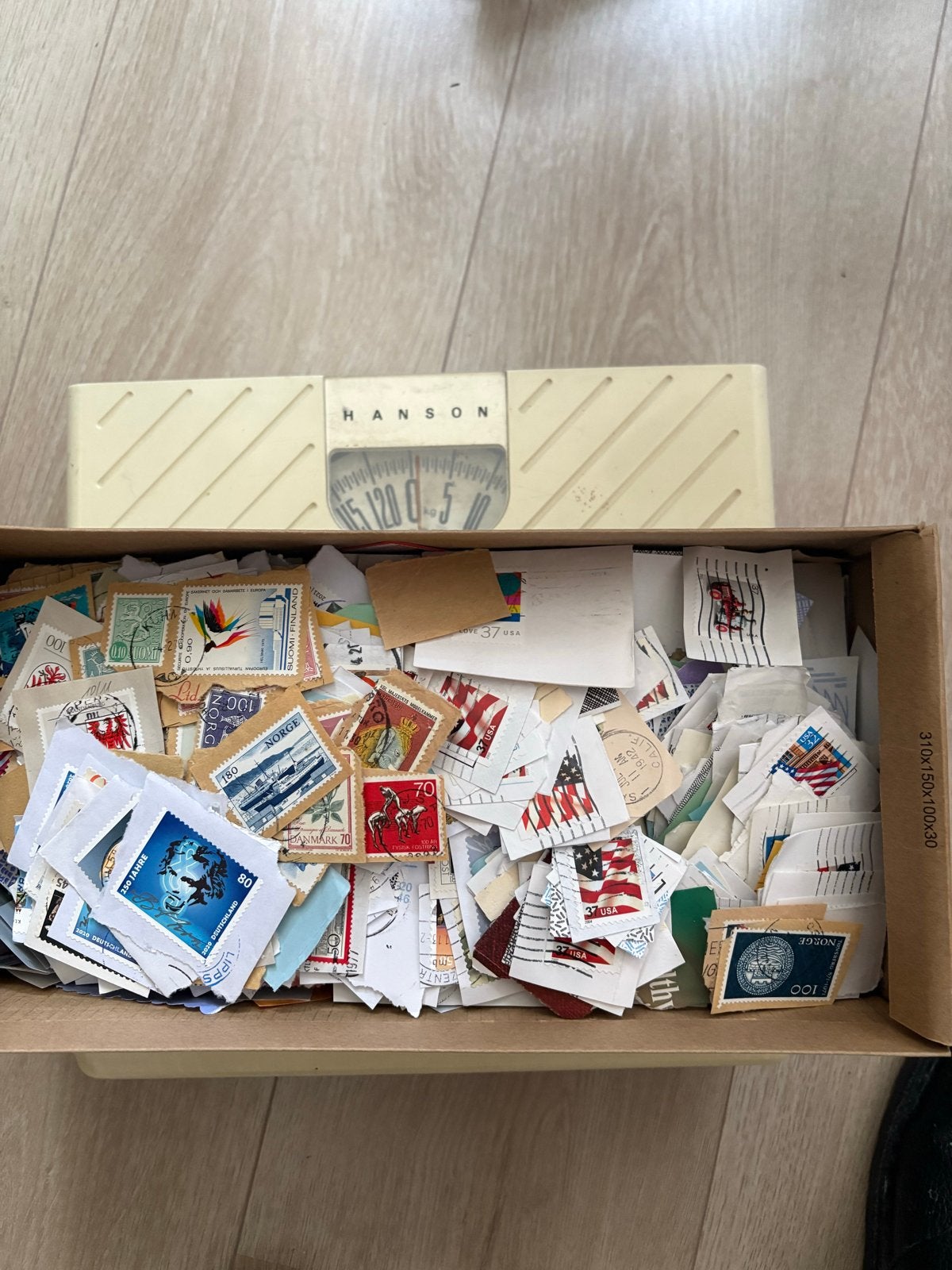 Doos postzegels, ruim 1 kilo, diverse landen, Ophalen of Verzenden, Nederland en Buitenland