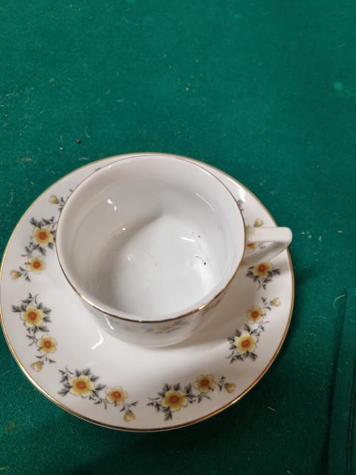 Kop en schotel gele bloemen, Ophalen of Verzenden