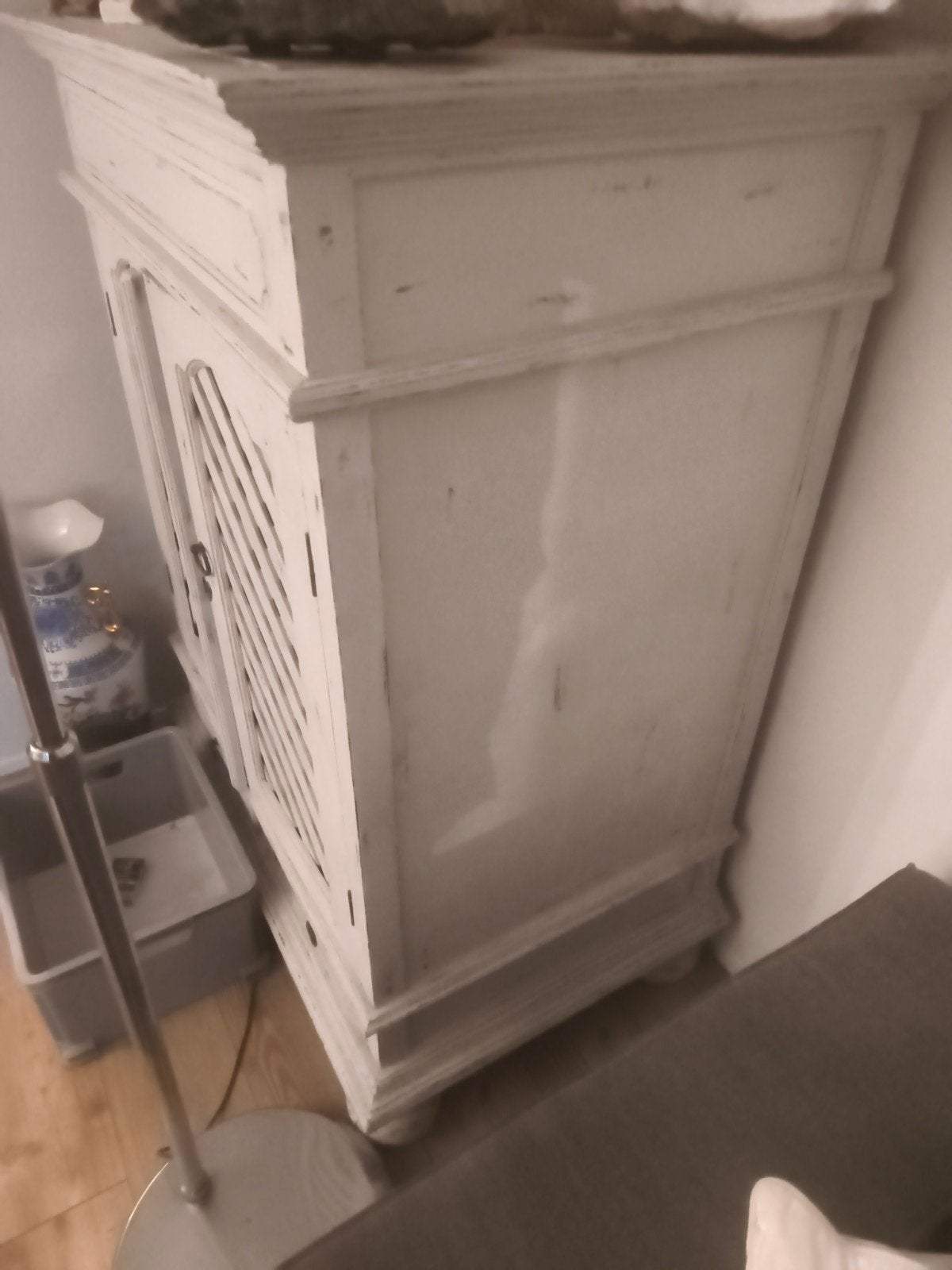 Wit brocante kastje met louvre deuren, Ophalen