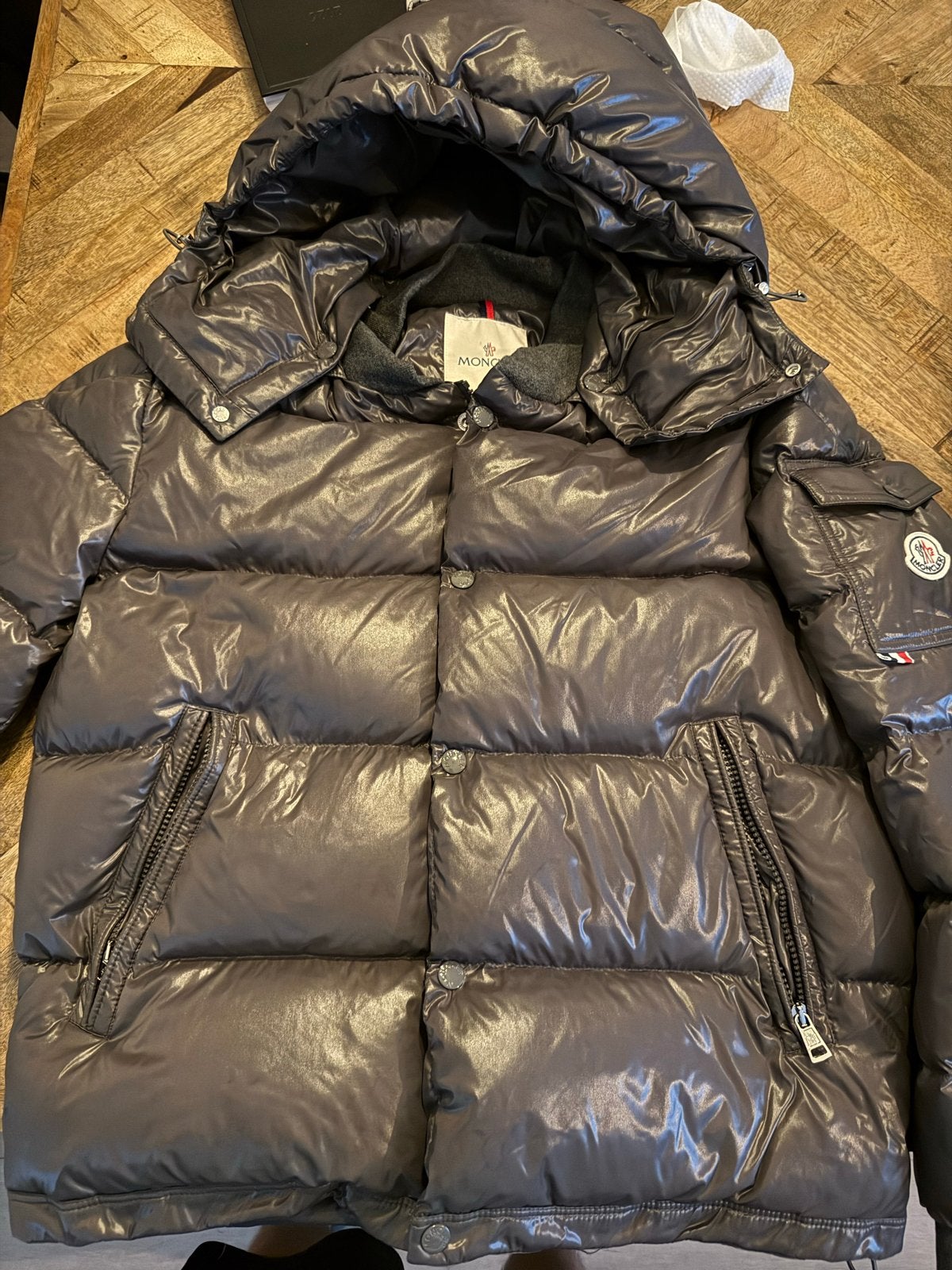 Prachtige Moncler jas maat M met accessoires, Ophalen of Verzenden, Zo goed als nieuw, Maat 48/50 (M), Grijs