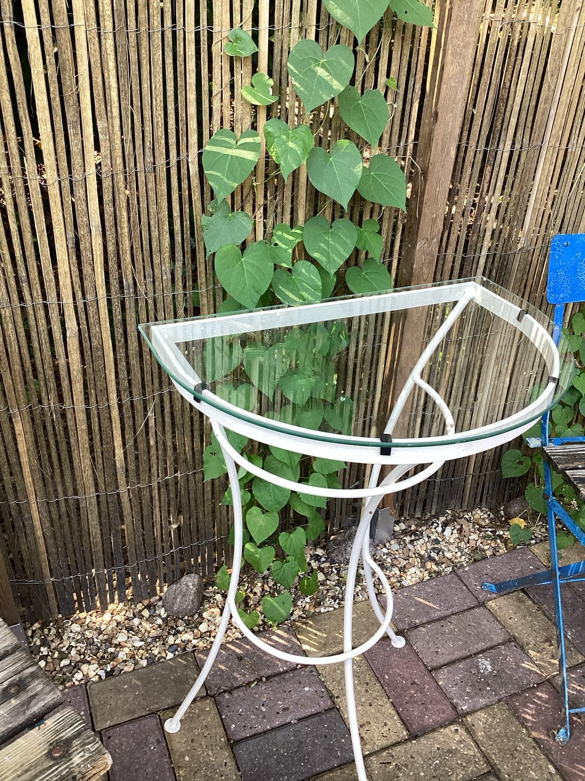 Half ovaal ijzeren tuintafeltje met glazen blad, Ophalen, Gebruikt, 55 tot 75 cm, Glas