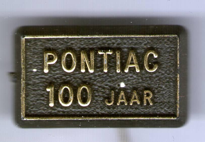 PONTIAC 100 jaar goud op zwart plastic auto speldje( C_157 ), Verzenden, Zo goed als nieuw, Transport, Speldje of Pin
