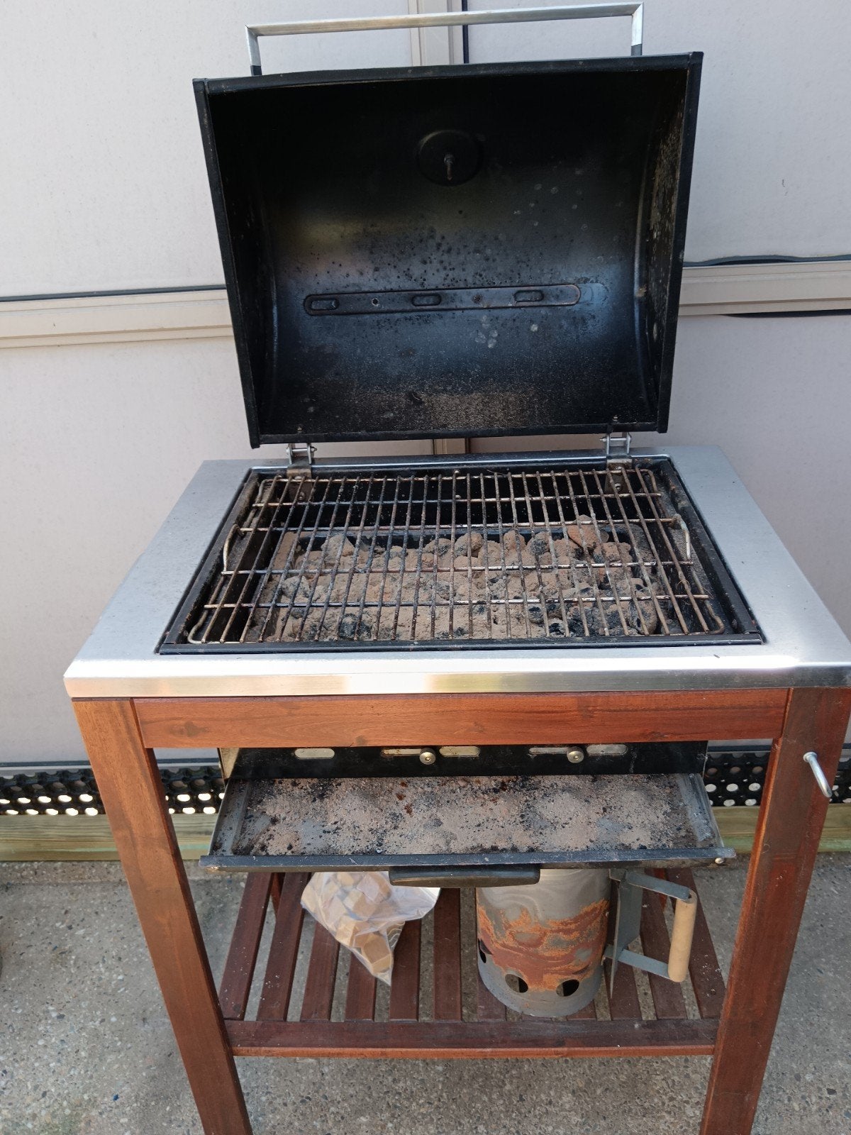 Houtskool BBQ met onderstel en hoes, Ophalen, Gebruikt, Onbekend
