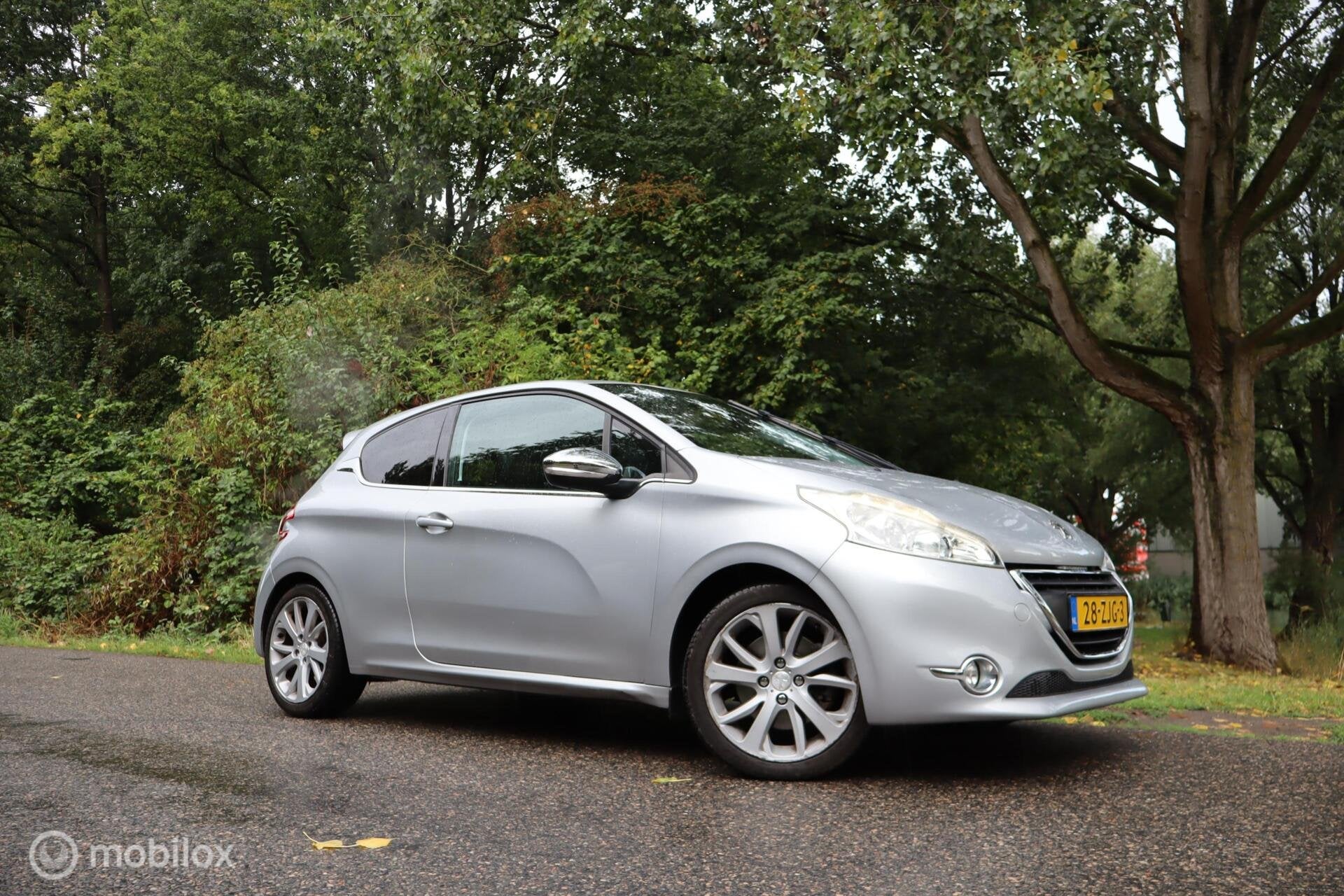Peugeot 208 1.6 THP Allure | Stoelverwarmin | P-sensor | JBL, Voorwielaandrijving, Euro 5, Gebruikt, Automatische klimaatregeling
