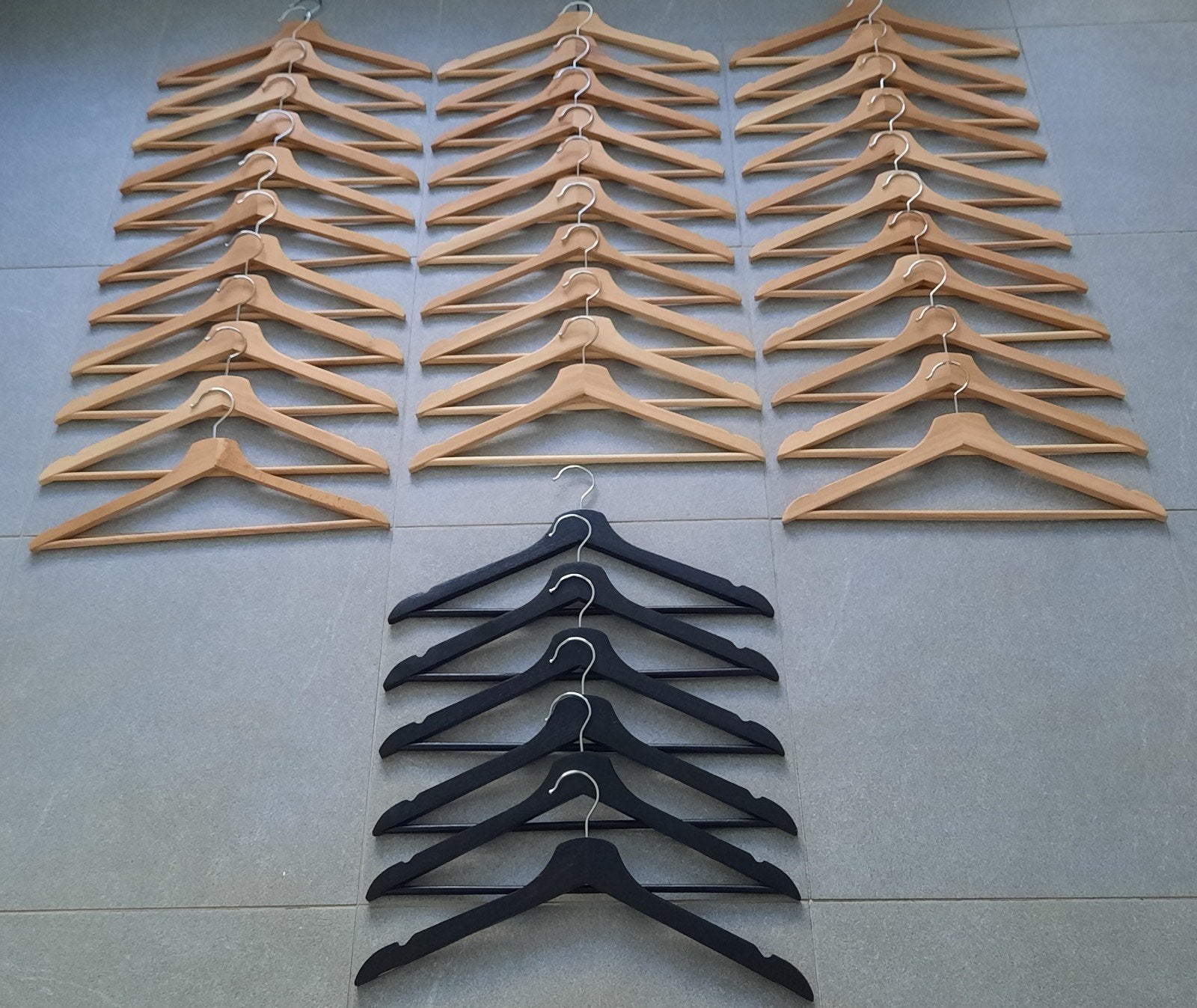 Set van 38 stevige houten kledinghangers, Ophalen, Zo goed als nieuw, Hout, Volwassenen
