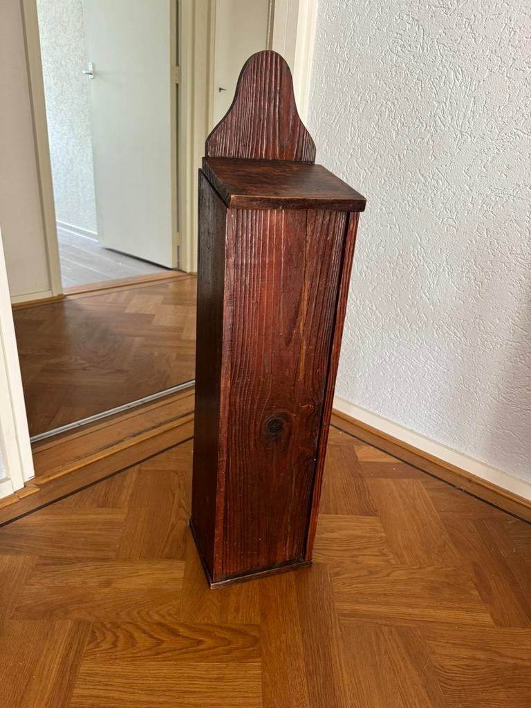 Houten hoge smalle kast voor stokbroden, Ophalen