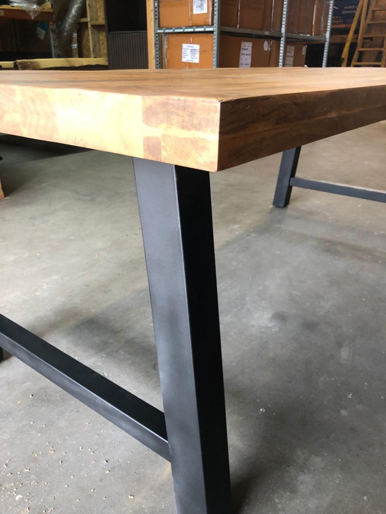 Nieuwe eettafel massief mangohout met stalen poten 220x100cm, Huis en Inrichting, Tafels | Eettafels, Ophalen, 100 tot 150 cm