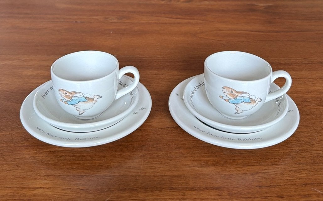 2 Wedgwood Peter Rabbit kinderservies setjes, Ophalen of Verzenden, Zo goed als nieuw, Porselein, Kop en/of schotel