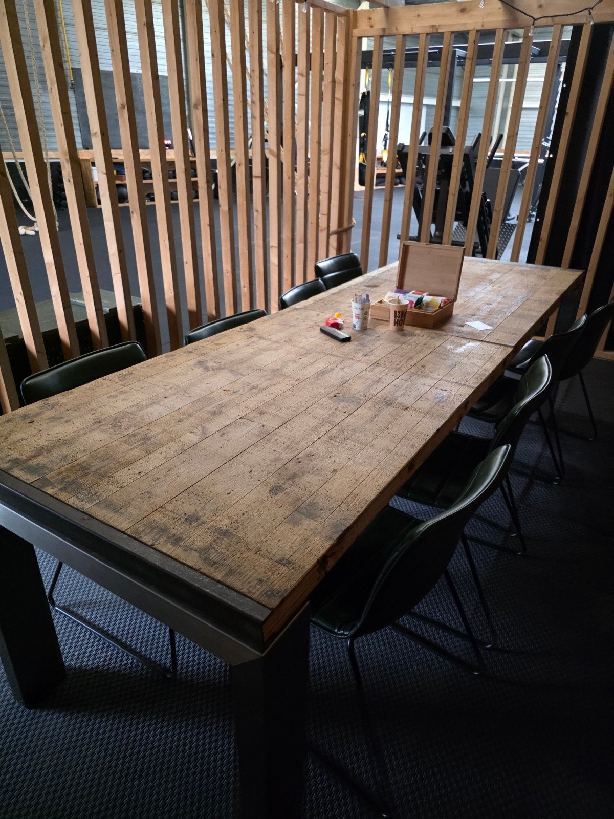 Robuuste en unieke tafel (ca. 230x90 cm), Ophalen