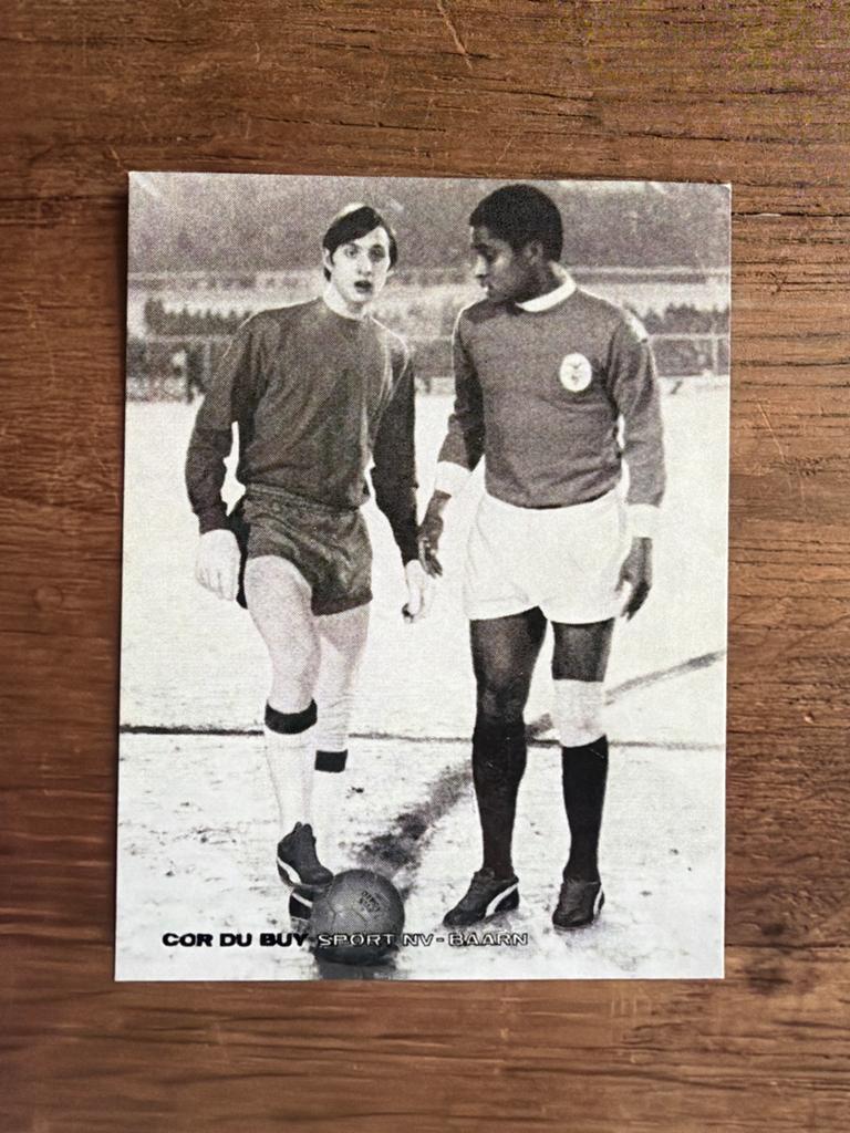 Eusebio en Johan Cruijff - Cor du Buy kaart, Ophalen of Verzenden, Zo goed als nieuw, Buitenlandse clubs, Poster, Plaatje of Sticker