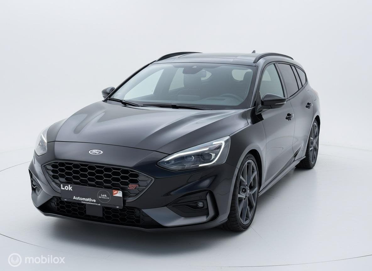 Ford Focus Wagon 2.3 EcoBoost ST-3 B&O|HUD|CAMERA|STOELVERW|, Auto's, Gebruikt, Zwart, Handgeschakeld, 1600 kg