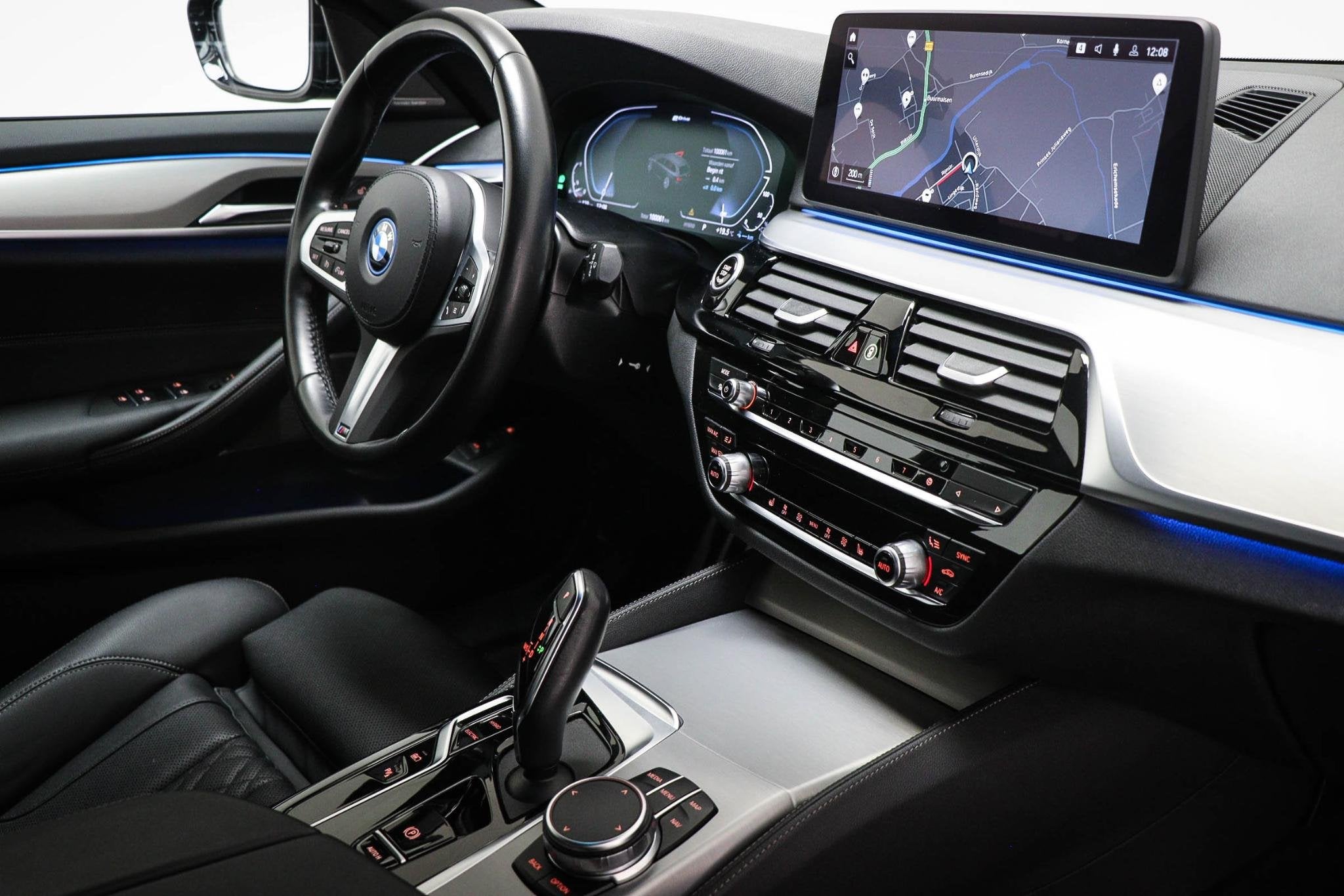 BMW 5-serie Touring 530e xDrive M-Sport | LEDER | STOELVERWA, Auto's, Gebruikt, 4 cilinders, Zwart, Plug-in hybride