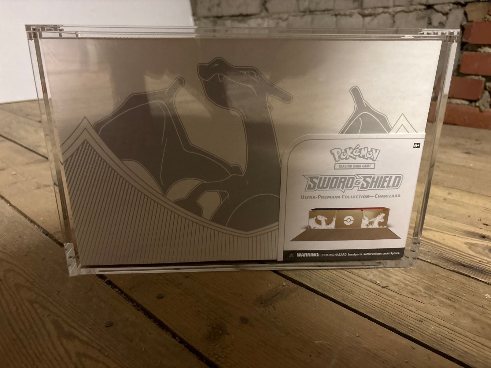 Charizard UPC Incl Acryl (Mint), Ophalen of Verzenden, Zo goed als nieuw
