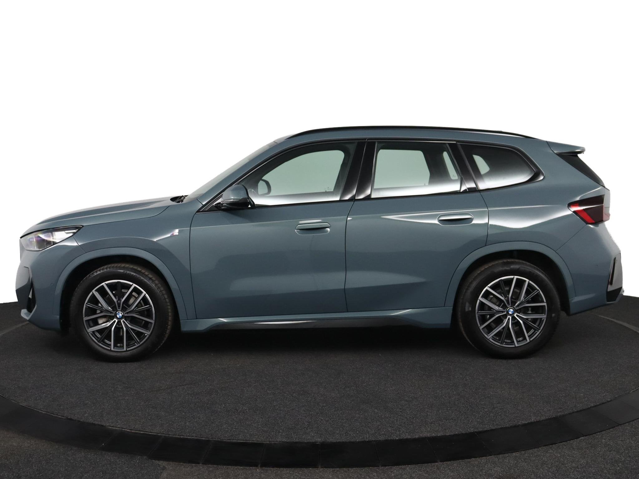 BMW X1 sDrive18i | M-sportpakket | Trekhaak | LED verlichtin, Gebruikt, Met garantie (alle), Bedrijf, 3 cilinders