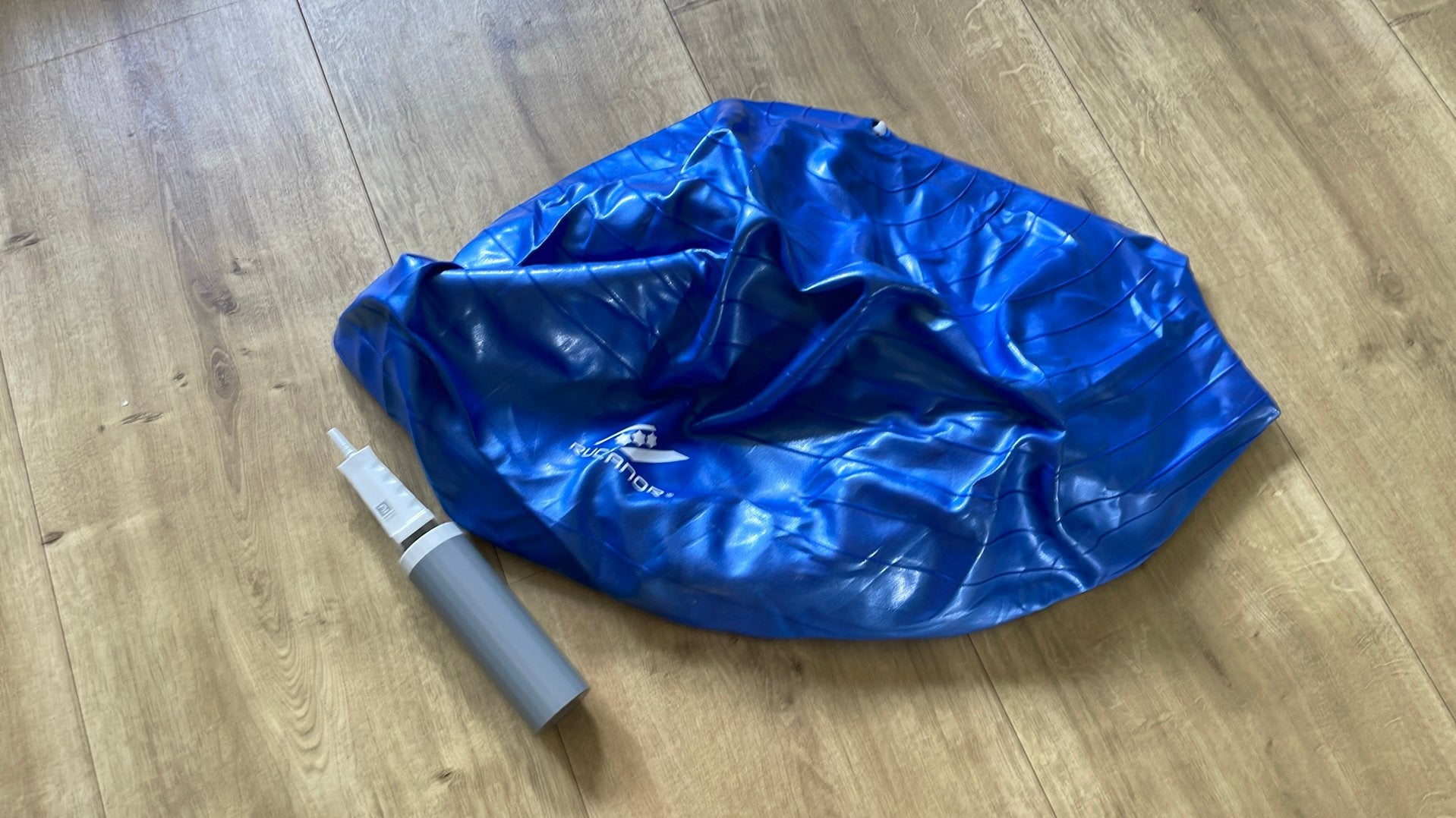 Fitnessbal van Rucanor mét pomp, Sport en Fitness, Fitnessmaterialen, Ophalen of Verzenden, Zo goed als nieuw, Fitnessbal