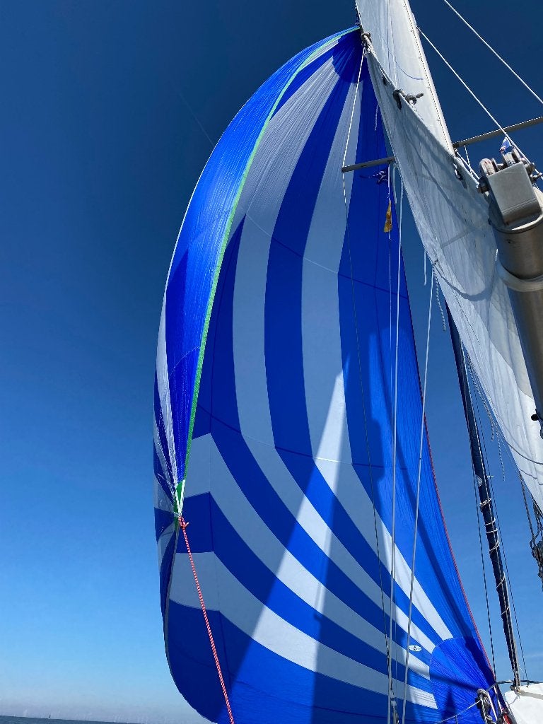 Genaker 68 m2 blauw / wit bijna nieuw met strijkhoes, Watersport en Boten, Zeilen en Zeiltoebehoren, Ophalen, 6 meter of meer