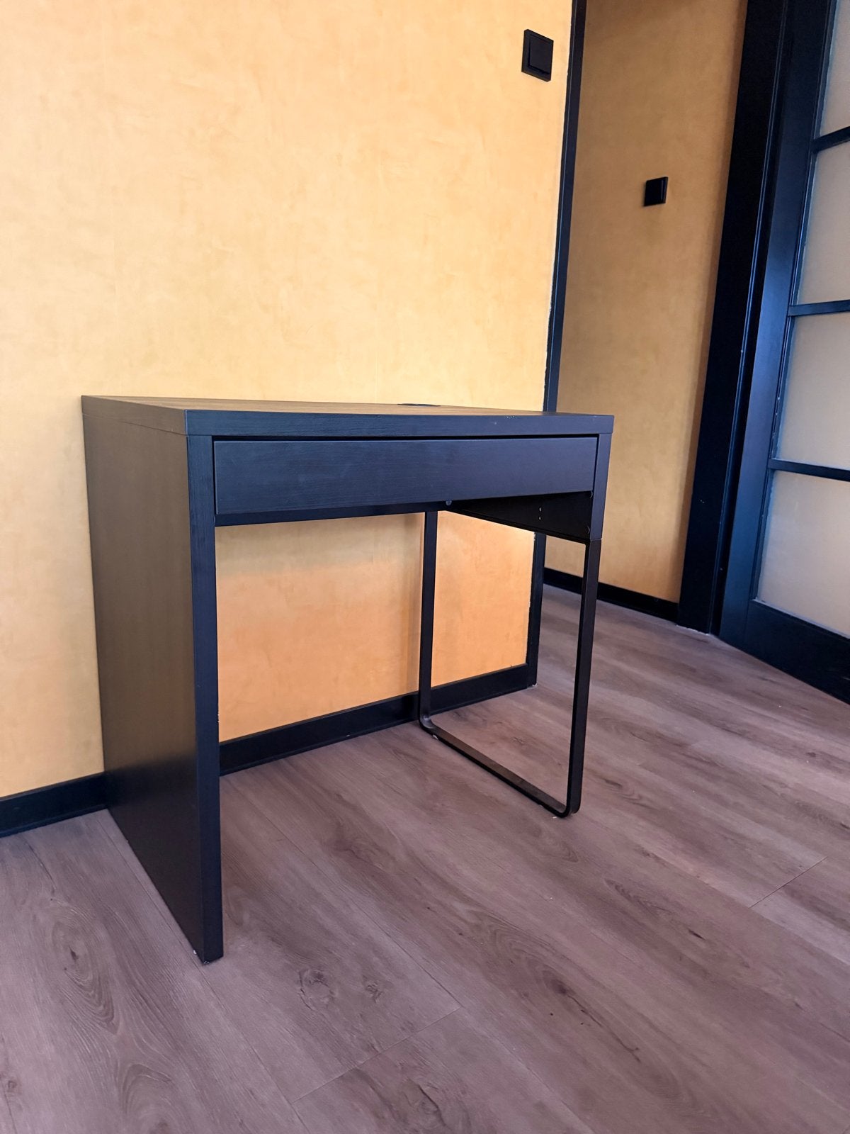 Zwart Ikea bureau met lade en kabeldoorvoer, Huis en Inrichting, Zwart, Gebruikt, Met lades, 50 cm